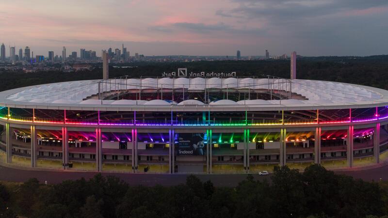 Zweifel am Gruppen-Coming-out im Fußball - auch Fanclubs äußern sich In Regenbogenfarben leuchtet der Deutsche-Bank-Park in Frankfurt.