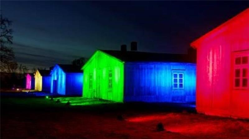 Holocaust-Gedenktag in der Gedenkstätte Lager Sandbostel In Regenbogenfarben werden die Holzbaracken illuminiert.