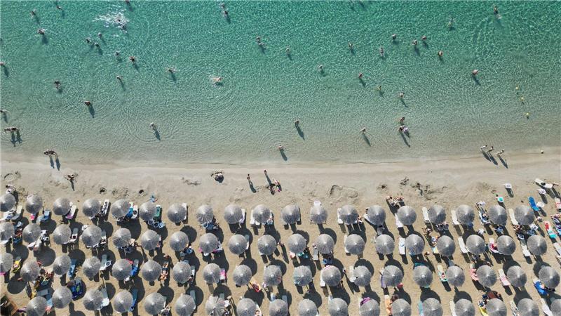 Bilder des Tages In Reih und Glied: Menschen genießen das Meer am Avlaki-Strand etwa 42 Kilometer östlich von Athen.