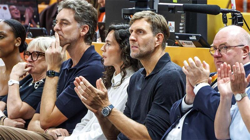 Frankreich zu stark: Basketballerinnen bei WM um Bronze In Reihe eins: Dirk Nowitzki war erneut in der Arena.