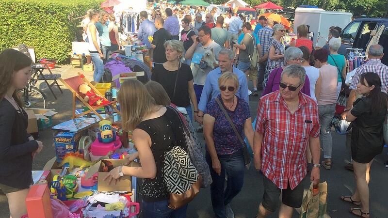 500 Stände und 8000 Besucher: Vorbereitungen für Flohmarkt in Reith laufen In Reith gibt es viele "echte" Flohmarktstände. Hier wird verkauft, was nicht mehr gebraucht wird.