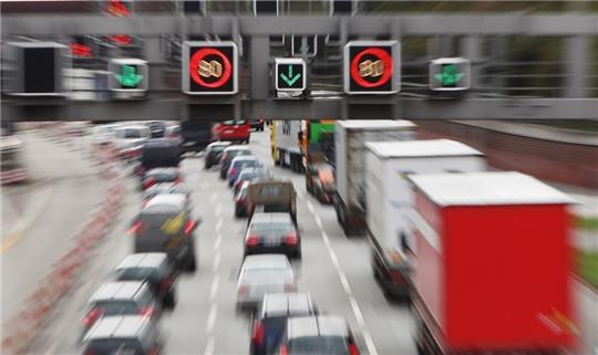 In Richtung Norden staute sich der Verkehr in den vergangenen Tagen zwischen Hausbruch und Bahrenfeld. Archivfoto: Jonas Walzberg/dpa