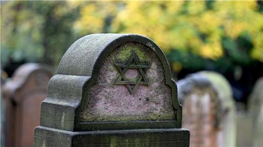 In Rinteln wurden zehn jüdische Grab- und Gedenksteine umgeworfen, in Obernkirchen wurde ein jüdischer Gedenkstein mit verfassungsfeindlichen Schriftzügen beschmiert. (Symbolbild) 