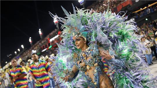 In Rio de Janeiro haben die weltberühmten Umzüge im Sambodrom begonnen. 