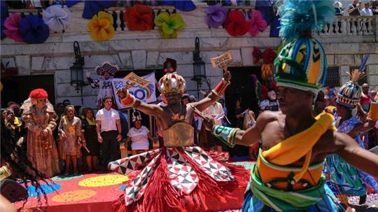 In Rio de Janeiro sorgen dutzende Karnevalsgruppen für gute Stimmung in der Stadt.