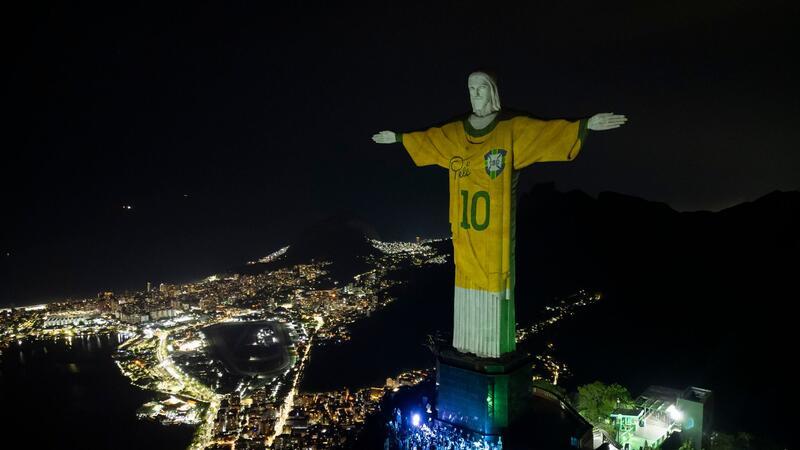 Hommage an Pelé: Christusstatue mit Trikot beleuchtet In Rio wird zu Ehren von Pelé die Christusstatue mit einem Trikot beleuchtet.