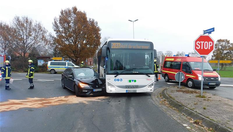 In Ritschermoor sind am Freitagnachmittag ein Bus und ein Auto zusammengestoßen. Foto: Polizei