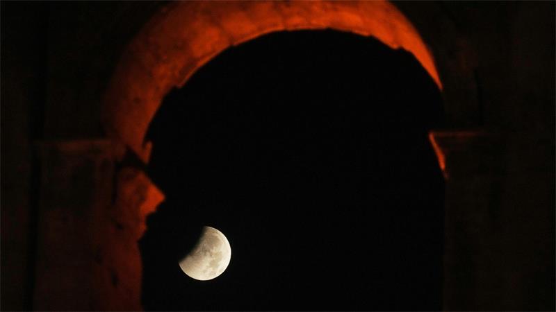 Wolken nehmen Sicht auf partielle Mondfinsternis In Rom ging der Mond während der partiellen Finsternis hinter dem Kolosseum unter.