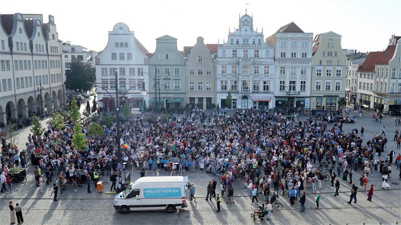 Tausende protestieren gegen die AfD In Rostock sagen mehr als 500 Menschen für Vielfalt, Zusammenhalt und Kunstfreiheit.