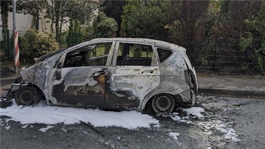In Rotenburg brannte ein geparktes Auto vollständig aus.
