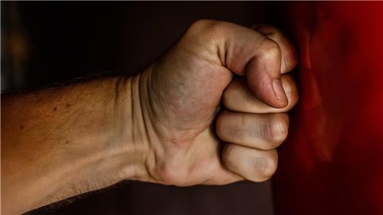 In Rotenburg ist ein Mann auf Polizisten losgegangen.