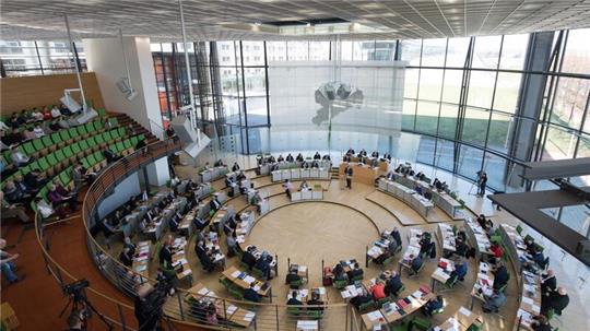 In Sachsen nehmen Parteienvertreter am Tag nach der Wahl Stellung zum Abscheiden ihrer Partei. (Archivbild)