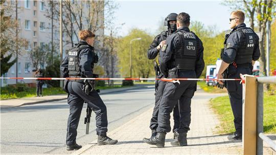 In Sachsen sind zwei Leichen und ein Schwerverletzter im Bereich eines Mehrfamilienhauses gefunden worden.