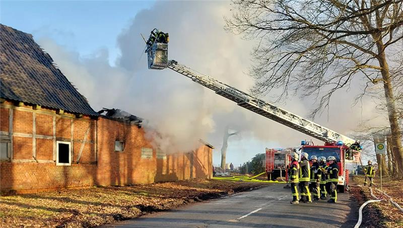 In Sadersdorf bei Kutenholz ist ein Wirtschaftsgebäude in Brand geraten. Foto: Feuerwehr