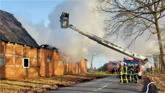In Sadersdorf bei Kutenholz war ein Wirtschaftsgebäude in Brand geraten.