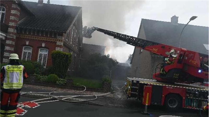 In Scheeßel hat es gebrannt. Das Feuer verursachte einen Sachschaden, der sich nach Angaben der Polizei auf mehrere Hunderttausend Euro Beläuft.