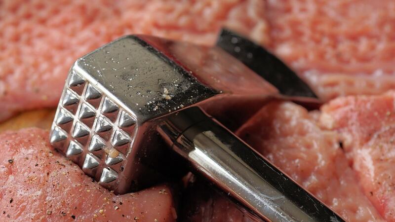 In Scheeßel wollte ein 18-Jähriger mit einem Fleischhammer einen Mann angreifen (Symbolbild).
