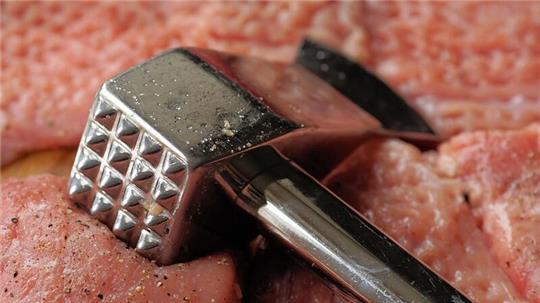 In Scheeßel wollte ein 18-Jähriger mit einem Fleischhammer einen Mann angreifen (Symbolbild).