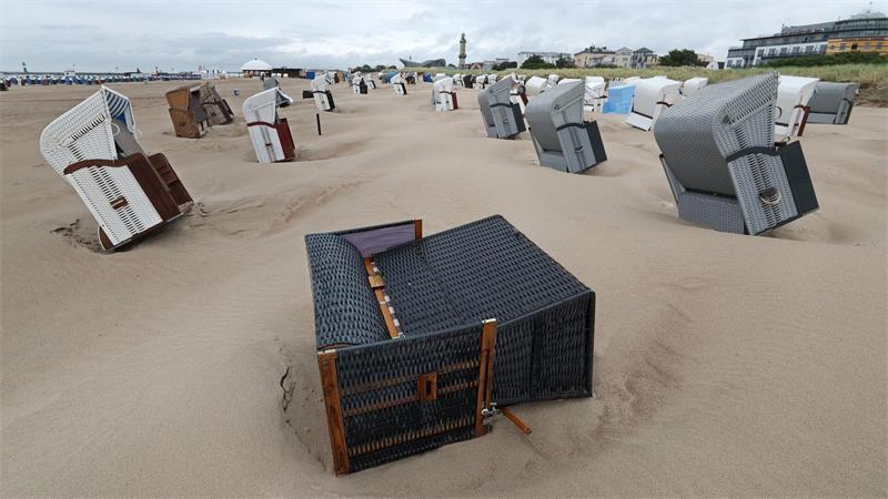 In Schieflage: Stürmisches Wetter an der Ostsee