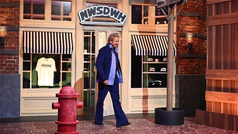 Thomas Gottschalk zu Stefan Raab: Du hast mehr Zähne als ich In Schlaghosen kommt Thomas Gottschalk durch eine Tür, über der NWSDWH steht. Er ist Gast in der RTL+-Streaming-Show „Du gewinnst hier nicht die Million bei Stefan Raab“