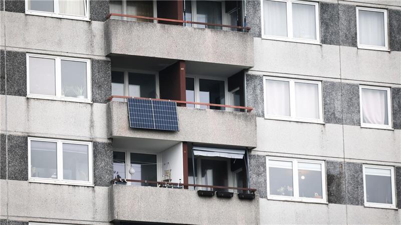 In Schleswig-Holstein sind dieses Jahr bis Ende November ungefähr 16.400 Balkonkraftwerke installiert worden. (Symbolbild)