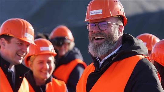 In Schleswig-Holstein sind zur Freude von Verkehrsminister Claus Ruhe Madsen (CDU) mehr Investitionen in das Straßennetz geplant. (Archivbild)