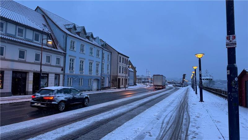 In Schleswig-Holstein und Hamburg schneit es vorerst weiter - ab Mittwoch soll der Schneefall dann nachlassen. (Symbolbild)