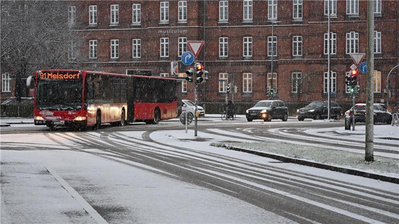 In Schleswig-Holstein und in Hamburg soll es laut DWD am Sonntagabend schneien. (Archivbild)