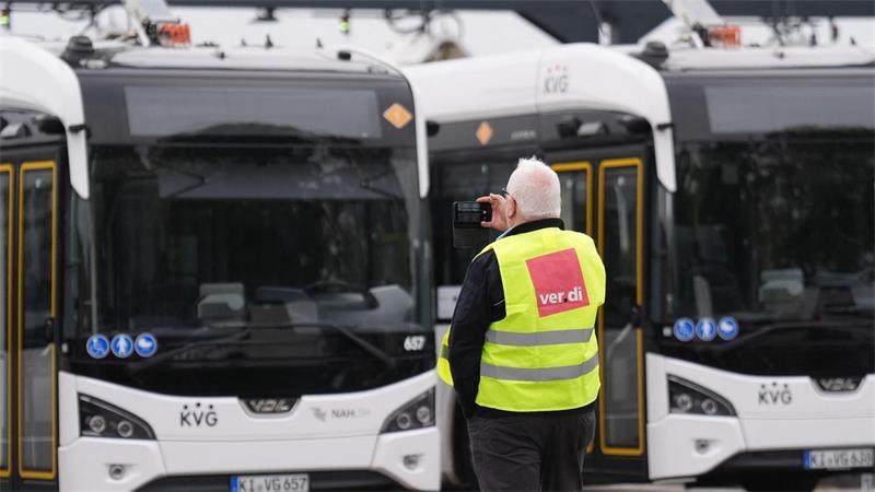 In Schleswig-Holsteins kreisfreien Städten fahren erneut keine Stadtbusse. (Archivbild)