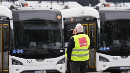 In Schleswig-Holsteins kreisfreien Städten fahren erneut keine Stadtbusse. (Archivbild)