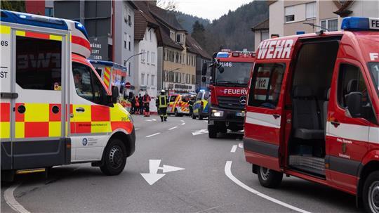 In Schramberg kam es zu einem schweren Unfall mit einem Lastwagen, bei dem eine Mutter und ihr Kind getötet wurden.