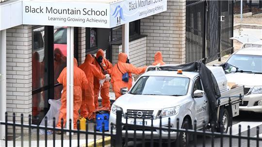 In Schutzanzügen wurden die Schulen gesäubert und der Sand entsorgt.