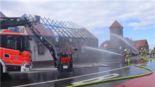 In Schweiburg ist ein Brand in der ehemaligen Gaststätte „Schweiburger Hof" ausgebrochen. In dem Gebäude waren Flüchtlinge untergebracht. Rund 70 Feuerwehrleute waren im Einsatz. 