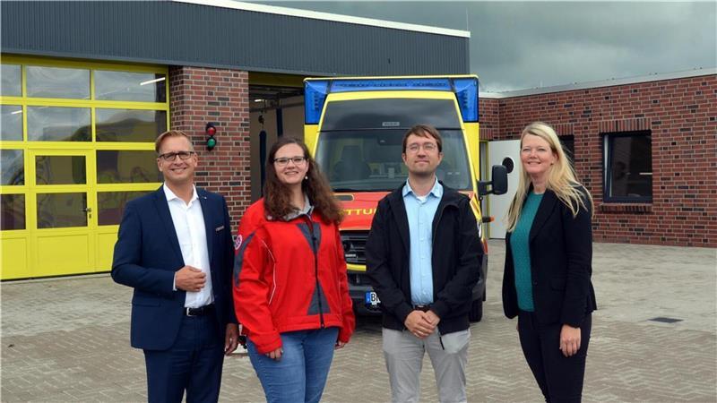 Notruf: Wenn der Rettungswagen den Hausarzt ersetzt In Schweierfeld ist in diesem Jahr eine neue Rettungswache in Betrieb genommen worden. Darüber freuen sich (v. l. n. r.) Wesermarsch-Landrat Stephan Siefken, Kristina Schünemann (Johanniter), Rettungsdienstleiter Valentin Wendt und Maren Würger, Dezernentin beim Landkreis Wesermarsch.