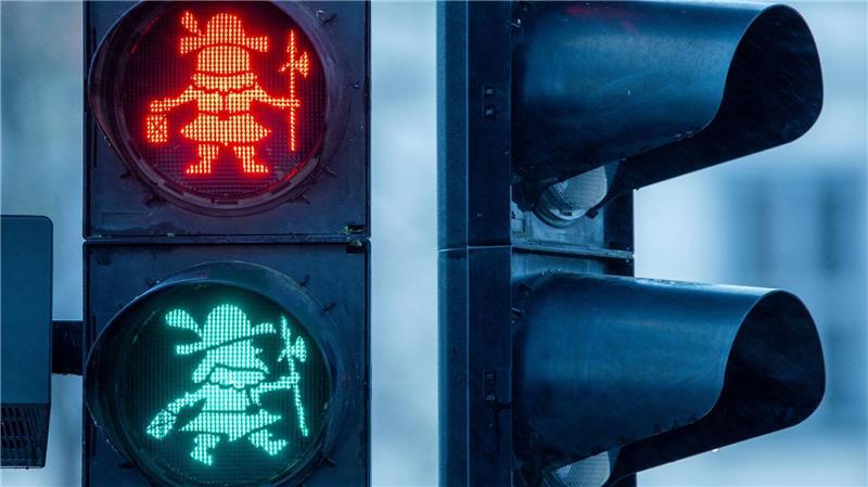 Ampelmännchen mal anders – Sesamstraßen-Duo in Hamburg In Schwerin erleichtert das Petermännchen die Straßenüberquerung. (Archivbild)