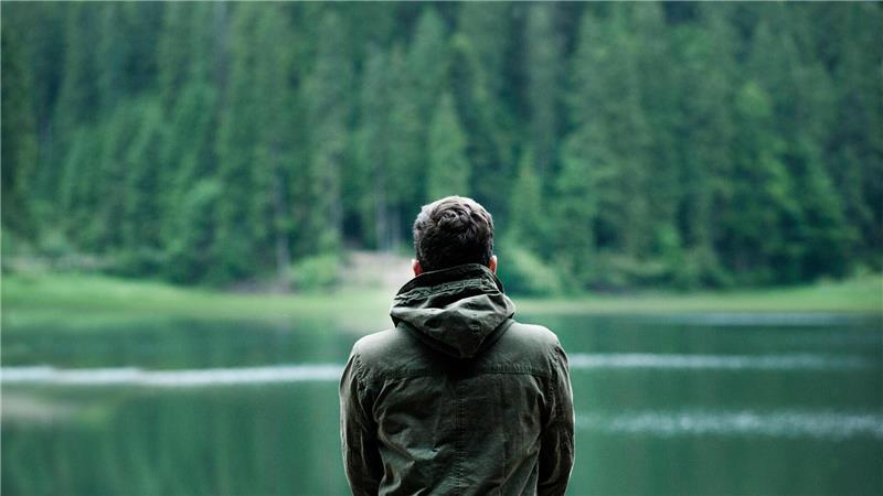 In Seevetal-Maschen soll ein Mann vor einer Frau an seinem Geschlechtsteil herumgespielt haben (See).