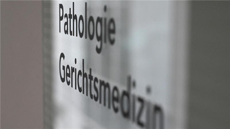 Auf einem Schild in einem Krankenhaus sind die Worte „Gerichtsmedizin“ und „Pathologie“ zu sehen.