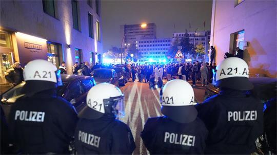 In Seitenstraßen mussten die Einsatzkräfte für Ordnung sorgen.
