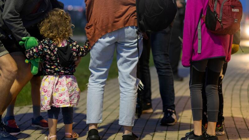 In Sicherheit: Diese Familie mit vier Kindern ist mit dem zweiten Transportflugzeug der Bundeswehr nach Deutschland gekommen.
