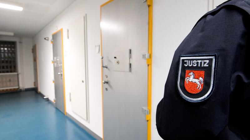 In Sicherungsverwahrung kommen Menschen, die nach langjähriger Haft etwa wegen Mordes oder Sexualdelikten noch immer als gefährlich gelten.