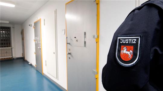 In Sicherungsverwahrung kommen Menschen, die nach langjähriger Haft etwa wegen Mordes oder Sexualdelikten noch immer als gefährlich gelten.