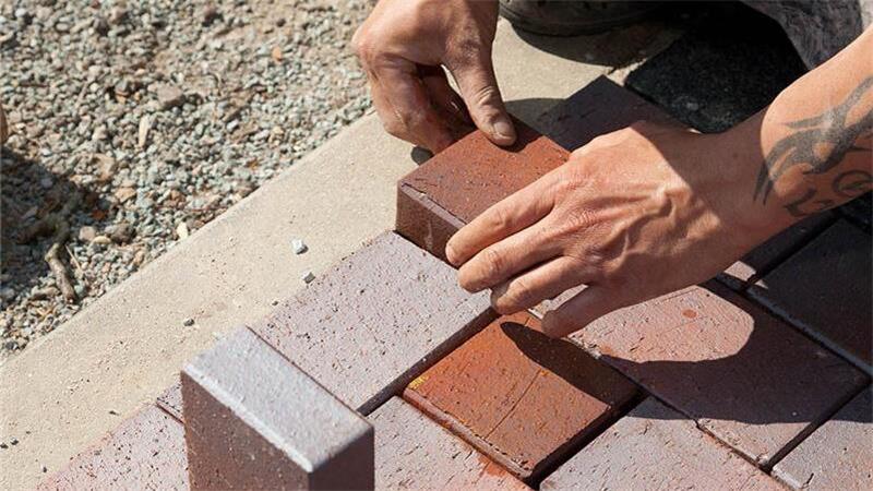 In Sittensen sollten die reisenden Handwerker lediglich Pflastersteine reinigen (Symbolbild).
