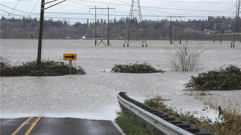 In Snohomish, im Bundesstaat Washington, steht eine Straße unter Wasser.