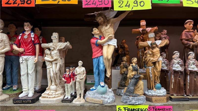 In Souvenirshops werden Tonfiguren von Franz von Assisi und Carlo Acutis verkauft. (Foto: Archiv)