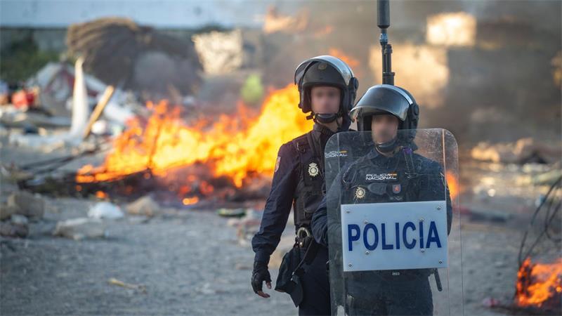 Spanien bittet Frontex um Hilfe bei Migrationskrise in Ceuta In Spaniens Nordafrika-Exklave Ceuta haben einheimische Demonstranten ein Migranten-Lager in Brand gesetzt.
