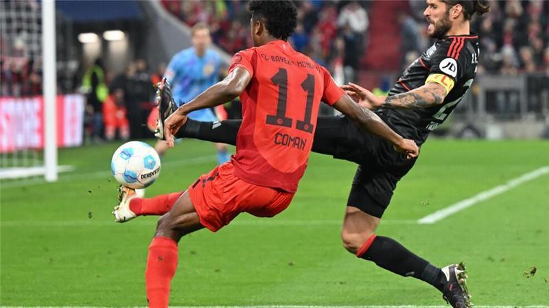 In Spiellaune: Bayerns Kingsley Coman (l) im Zweikampf mit Christopher Trimmel.