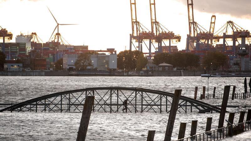 Weitere Sturmflut an Elbe erwartet – Elbfähre ändert Fahrplan In St. Pauli wird für Sonntag erneut eine leichte Sturmflut erwartet. (Archivbild)
