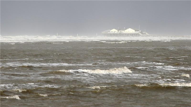 In St. Peter-Ording kann mit Blick auf die Nordsee sauniert werden. (Archivbild)