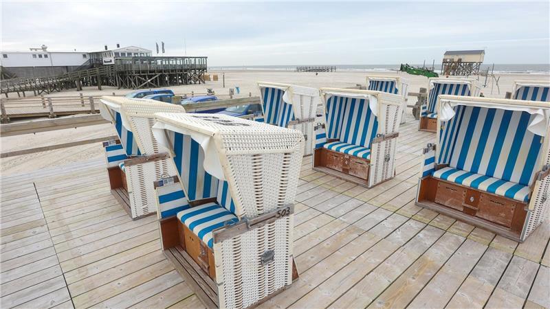 In St. Peter-Ording wurden die ersten Strandkörbe aufgestellt.