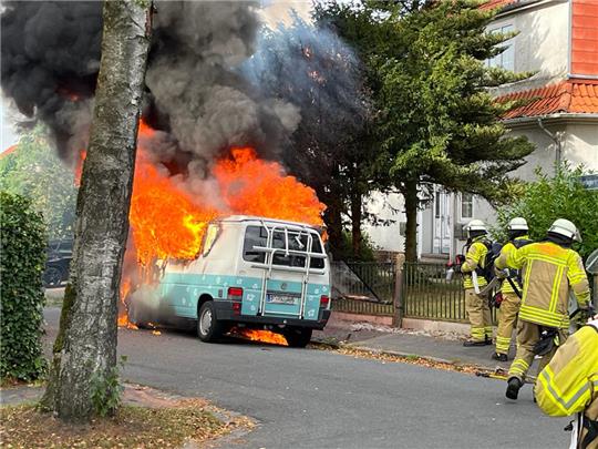 In Stade-Campe geriet am Montagnachmittag ein VW-Bus in Brand. Foto: Ortswehr Stade